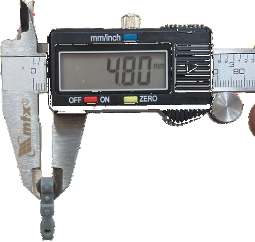 Paquímetro digital marcando 4.80mm na largura do transferente Axisbody
